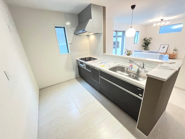 【キッチン】 | 福岡市城南区友丘6丁目3期　2号棟（全4棟）【仲介手数料無料・0円】 | 現地写真。