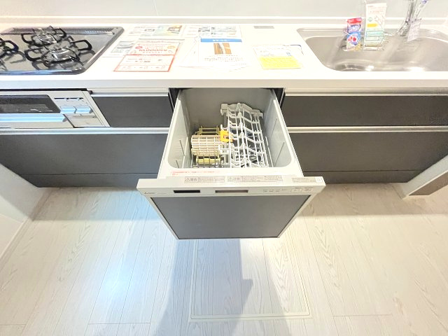 【キッチン】 | 福岡市城南区友丘6丁目3期　2号棟（全4棟）【仲介手数料無料・0円】 | 現地写真。食洗器が付いてます。