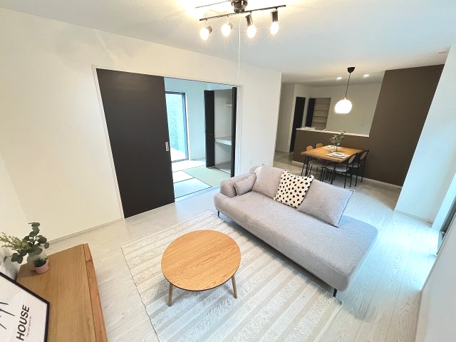 【居間・リビング】 | 福岡市城南区友丘6丁目3期　2号棟（全4棟）【仲介手数料無料・0円】 | 現地写真。リビングです。