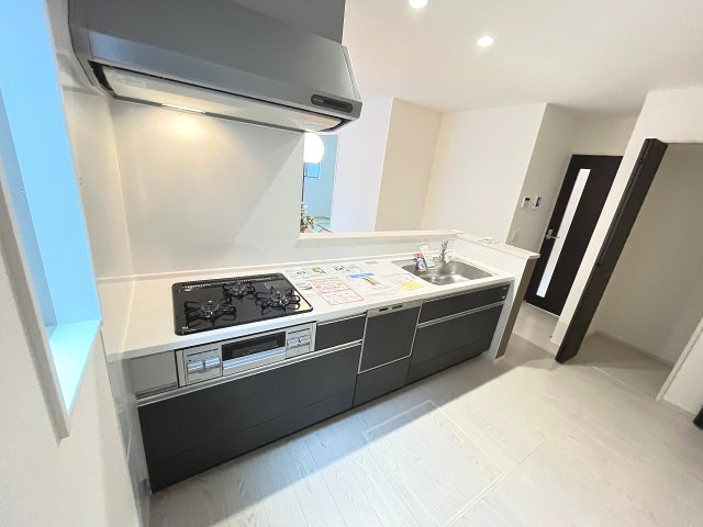 【キッチン】 | 福岡市城南区友丘6丁目3期　2号棟（全4棟）【仲介手数料無料・0円】 | 現地写真。