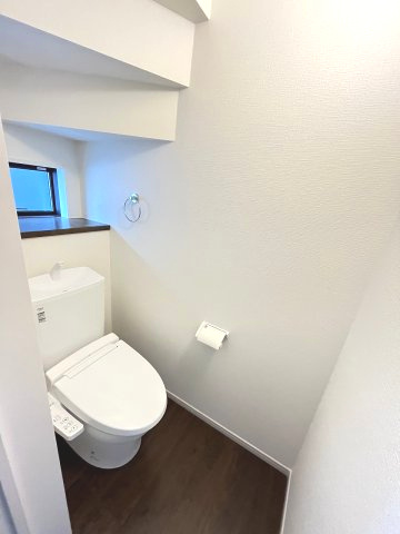 【トイレ】 | 福岡市城南区友丘6丁目3期　3号棟（全4棟）【仲介手数料無料・0円】 | 現地写真。1階のトイレです。