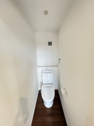 【トイレ】 | 福岡市城南区友丘6丁目3期　3号棟（全4棟）【仲介手数料無料・0円】 | 現地写真。2階にもトイレです。