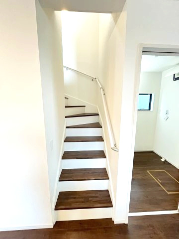 【内装】 | 福岡市城南区友丘6丁目3期　3号棟（全4棟）【仲介手数料無料・0円】 | 現地写真。2階へ上がる階段です。手摺もついて安全ですね。