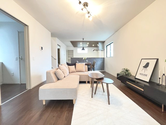 【居間・リビング】 | 福岡市城南区友丘6丁目3期　3号棟（全4棟）【仲介手数料無料・0円】 | 現地写真。リビングです。