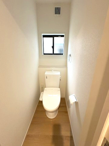 【トイレ】 | 福岡市城南区友丘6丁目3期　4号棟（全4棟）【仲介手数料無料・0円】 | 現地写真。1階のトイレです。