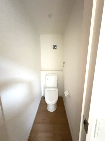 【トイレ】 | 福岡市城南区友丘6丁目3期　4号棟（全4棟）【仲介手数料無料・0円】 | 現地写真。2階にもトイレです。