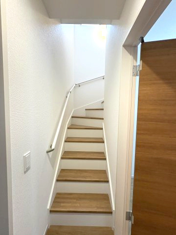 【内装】 | 福岡市城南区友丘6丁目3期　4号棟（全4棟）【仲介手数料無料・0円】 | 現地写真。2階へ上がる階段です。手摺もついて安全ですね。