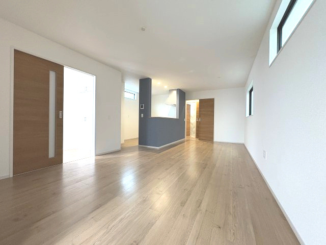 【居間・リビング】 | 福岡市城南区友丘6丁目3期　4号棟（全4棟）【仲介手数料無料・0円】 | 現地写真。リビングです。