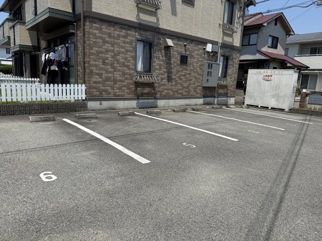 アベニュー御立の駐車場