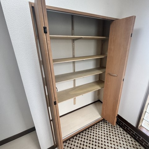 室蘭市絵鞆町3丁目6-7戸建の収納