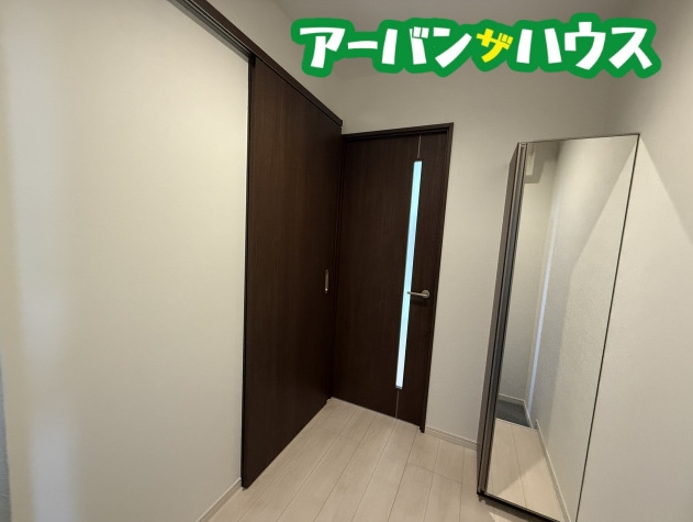 GRANDTIC 西崎1の玄関