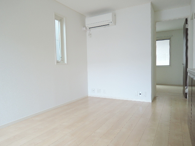 Garnet-BaBaの居間・リビング|窓が多く明るいリビング