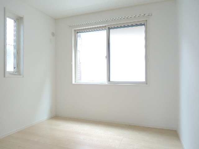 Garnet-BaBaの寝室|明るい日差しが注ぎ込む洋室