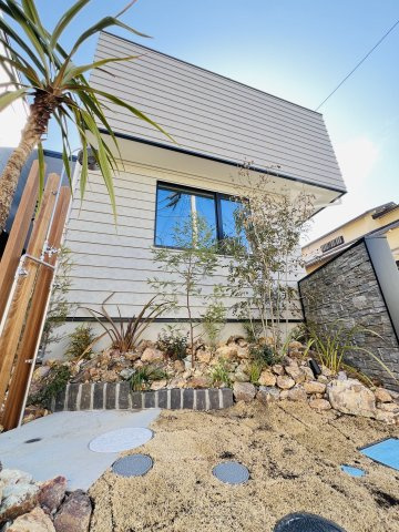 家族が繋がる＋αの家～辻堂3丁目の外観|湘南らしい植栽で華やかに彩ります