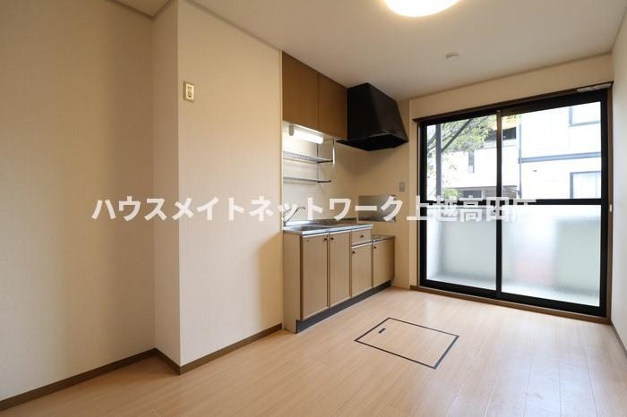 ロイヤルガーデン子安 Ａの居間・リビング|ＤＫ