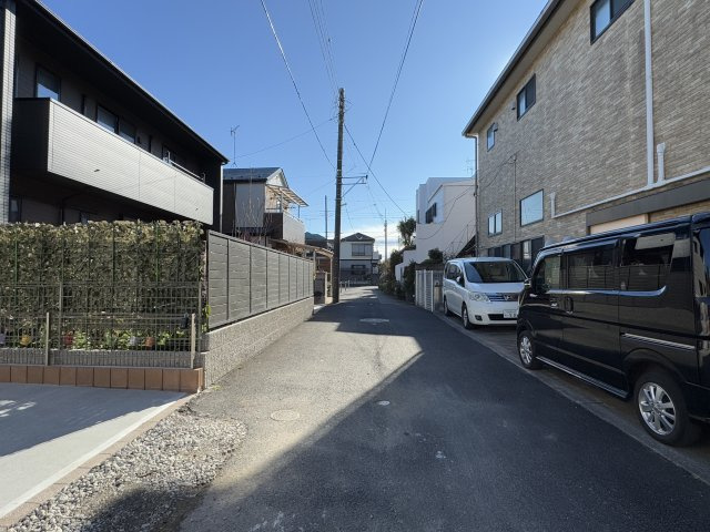 市川市若宮２丁目新築戸建【若宮小学校：10分】の前面道路含む現地写真|南西側前面道路