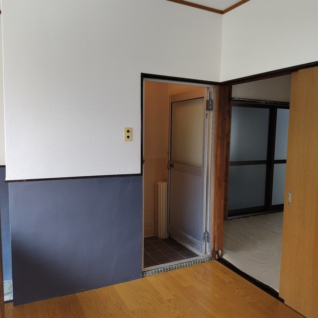 西川手２丁目貸家のキッチン|風呂入口