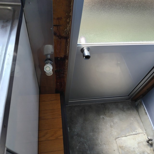 西川手２丁目貸家の設備|洗濯機置場・勝手口