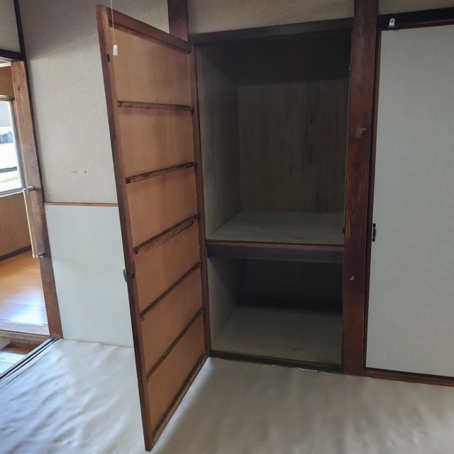 西川手２丁目貸家の収納
