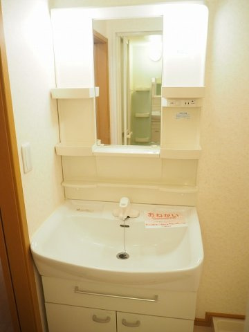 ノイ・フロイデＡの洗面所|明るい洗面所です