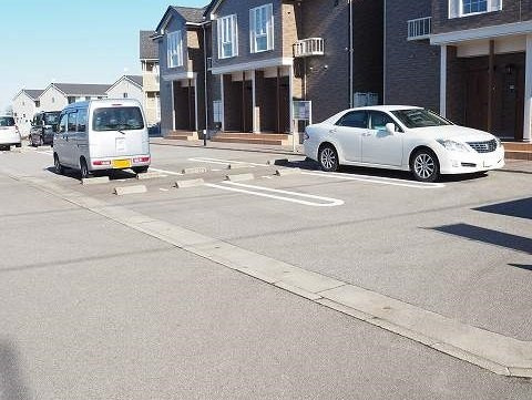 ノイ・フロイデＡの駐車場|カースペースがあります