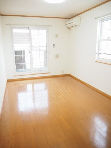 ノイ・フロイデＡの居間・リビング|ゆったり過ごせる居間です