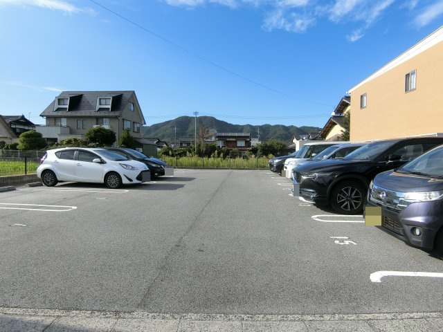 アヴニールの駐車場