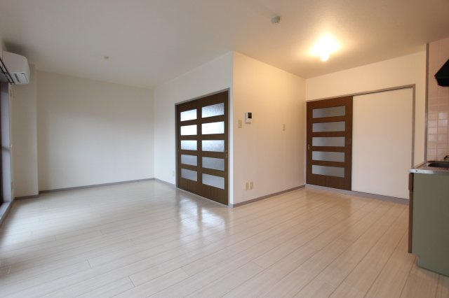 セラフィ西原の居間・リビング