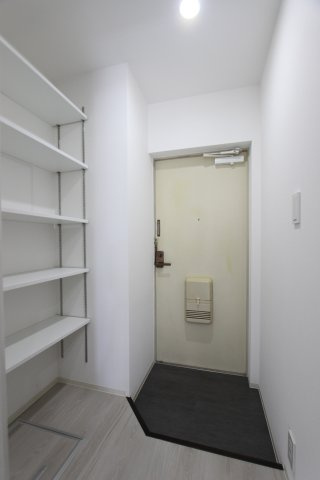 レジデンス八竜の玄関