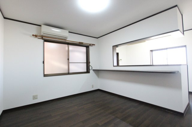 日下部北町１－７０貸家の居間・リビング