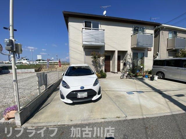 エクレール多田の駐車場