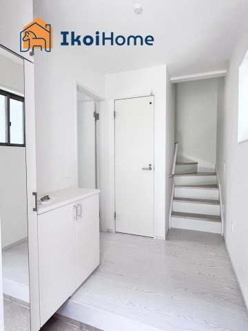 明石市天文町2丁目　全2棟　2号棟　新築戸建の玄関|【ホームページに現地動画掲載中】●年中無休：当日予約可●玄関は靴を沢山収納できるシューズボックス完備