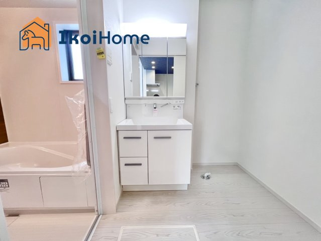 明石市天文町2丁目　全2棟　2号棟　新築戸建の洗面所|【ホームページに現地動画掲載中】●年中無休：当日予約可●洗面は便利な３面鏡。ゆったりワイドシンク仕様