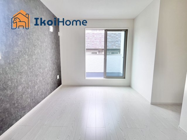 明石市天文町2丁目　全2棟　2号棟　新築戸建の寝室|【ホームページに現地動画掲載中】●年中無休：当日予約可●バルコニーに面した明るいお部屋♪収納も完備！