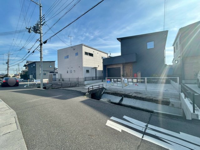 守山市播磨田町　中古戸建ての前面道路含む現地写真