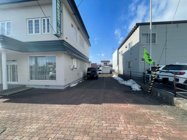 愛国東1-1-18貸事務所の駐車場