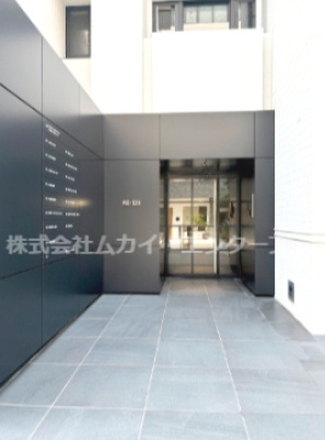 RE-019のエントランス|建物の内部です