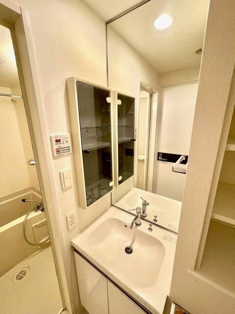 レジディア笹塚Ⅱの洗面所|■温水洗浄便座■独立洗面台