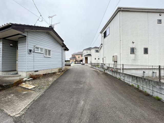 新築　佐波郡玉村町樋越第6　Livele Garden.S  １号棟の前面道路含む現地写真|現地写真　北東側接道幅員約5ｍ　北西側接道幅員約3ｍ	