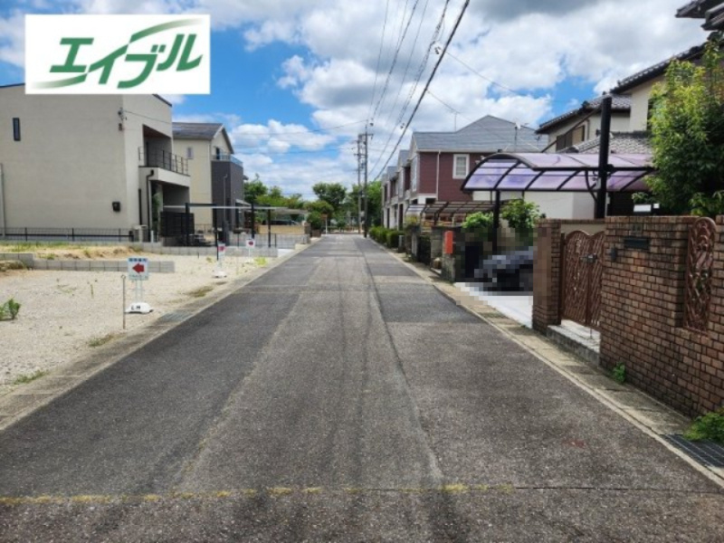 小牧市久保一色南２丁目　売地　A区画　全３区画の前面道路含む現地写真