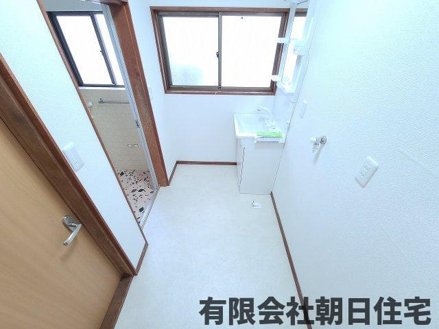 【洗面所】 | 東津田町中古戸建（平屋） | ゆったりとスペースのある洗面所
