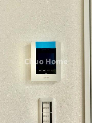 【セキュリティ】 | 葛飾区青戸5丁目新築分譲住宅 | 【モニターホン】誰が来たかすぐにわかるカラーモニター付きインターホン。通話ボタンを押すまでは室内の音は漏れていませんので相手を確かめてから応対できます。