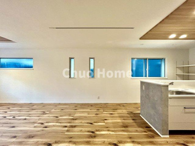 【キッチン】 | 葛飾区青戸5丁目新築分譲住宅 | 視界に広がりを生むオープンなキッチン。料理や片付けをしながら、家族との会話を楽しんだり、リビングで遊ぶ子どもを見守れます。ご見学時には家具の配置などもイメージしながらぜひご覧になって見て下さい。