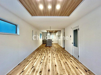 【ダイニング】 | 葛飾区青戸5丁目新築分譲住宅 | 【ダイニング】忙しい朝でも、しっかり家族が揃って食事をして頂けるゆとりある大きさのダイニングスペース。奥様が作る手料理をカウンター越しに受けとって頂き、テーブルで囲む素敵な時間を存分に愉しんで下さい。