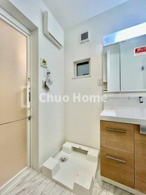 【ランドリースペース】 | 葛飾区青戸5丁目新築分譲住宅 | 【ランドリースペース】担当者がスケールを持ち歩いておりますので、ご見学時には現在お使いの洗濯機などがきちんと収まるかなどもチェックして下さい。見学前に測っておくと非常に便利だと思います。