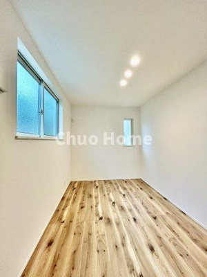 【子供部屋】 | 葛飾区青戸5丁目新築分譲住宅 | 【子供部屋】お子様を持つ家庭の約6割が「家族や子どものため」に購入を希望。入学後の転校を避け、広い空間でのびのび育てたいなどの親心が、家探しのきっかけになっているようです。