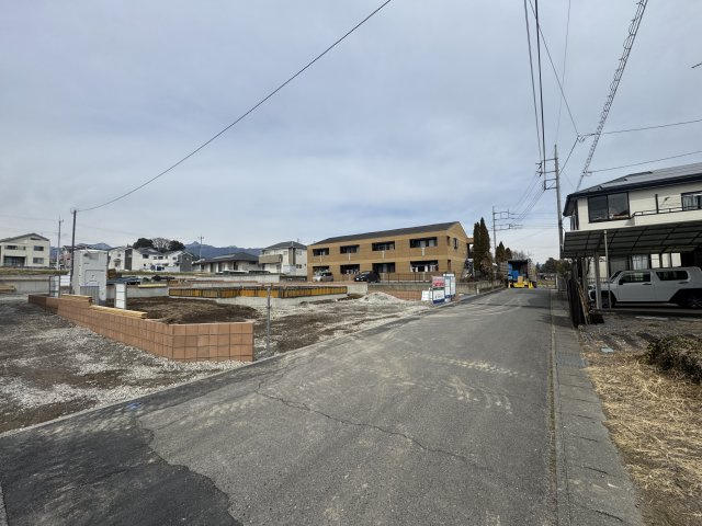 新築　北群馬郡榛東村新井第4　Livele Garden.S　2号棟の前面道路含む現地写真|東側接道幅員約5ｍ