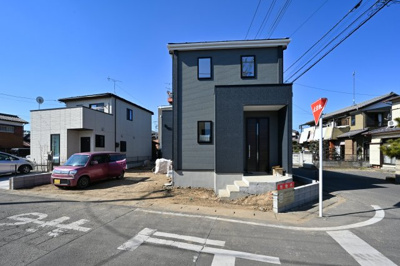 【前面道路含む現地写真】 | URBAN STYLE　太田市浜町1期　 | 屋根付きの玄関は雨の日のぬれずに出入りすることができます！
ダブルロックドアで防犯性も◎