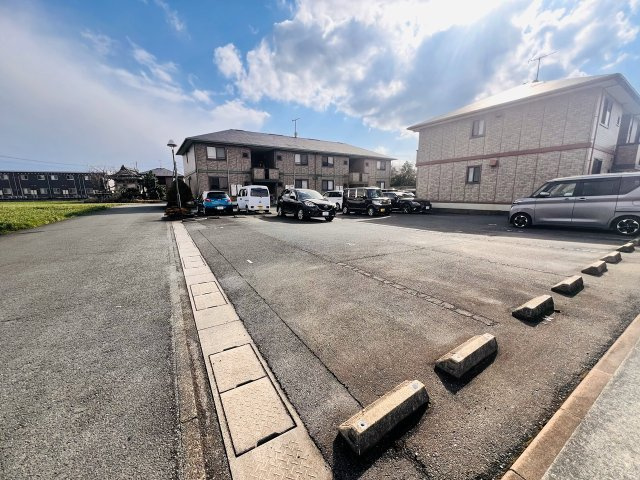アネックス・マリー　Ｂ棟の駐車場|車をお持ちの方に嬉しい駐車場付きの物件です