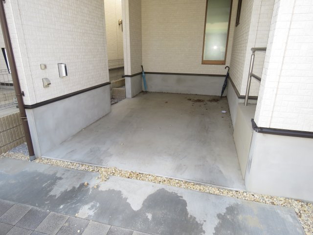 Kolet東武霞ヶ関03　3LDK+ロフト+カースペース付き　戸建貸家の駐車場